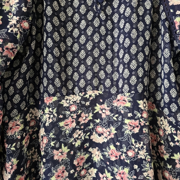 JESSICA SIMPSON MATERNITY Floral Navy Sheer Blouse Short Sleeve Size Small - Picture 16 of 17
